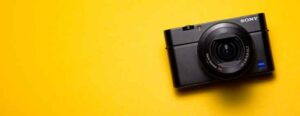 Sony Kamera auf gelben Untergrund
